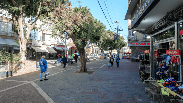 רחוב ההגנה בפתח תקוה. למצולמים אין קשר לכתבה