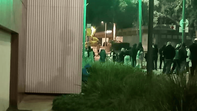 תור לבדיקת קורונה באולם סימפוניה ראש העין