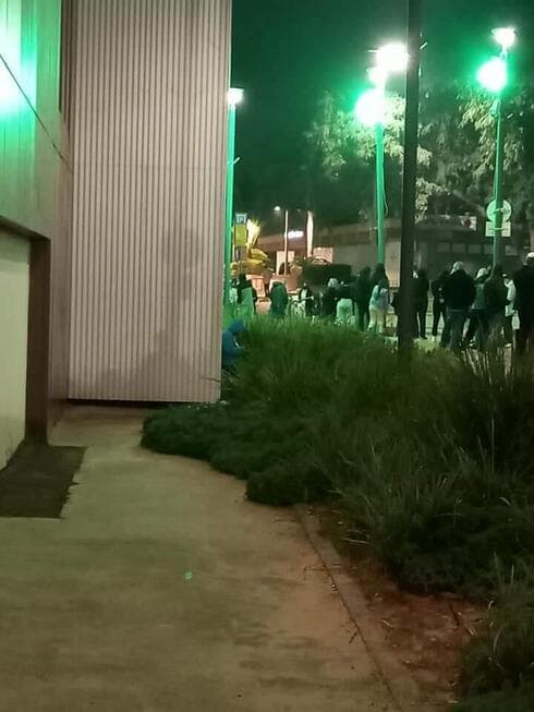 תור לבדיקת קורונה באולם סימפוניה ראש העין