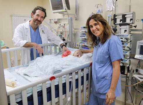 שי הקטנה עם הצוות הרפואי בשניידר