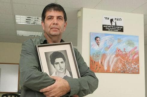 אלי דבי ותמונת אחיו שנפל צדוק