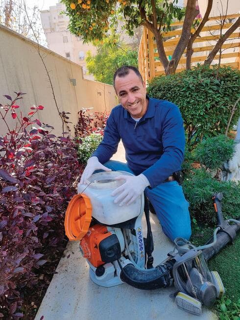יומי חזן בפעולה. "יש בורות ישנים שהעירייה לא מכירה בכלל"