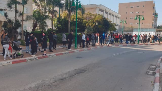 תור ארוך במתחם הבדיקות