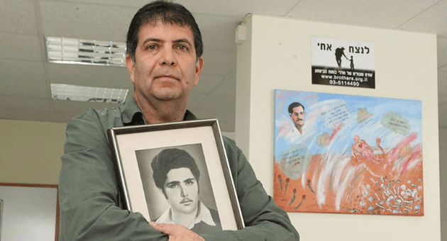 אלי דבי ותמונת אחיו שנפל צדוק