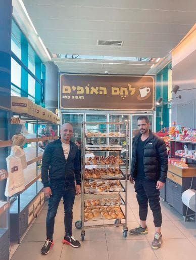 מני ונטורה. "בכדי למנוע את ההתעסקות ואת אי הנעימות מול הלקוחות החלטנו לאסור את הישיבה בפנים"