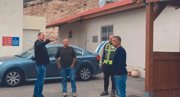 צוות המועצה בסיור בחוף הכרמל