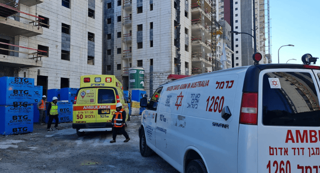 נפילת עובד באתר בנייה