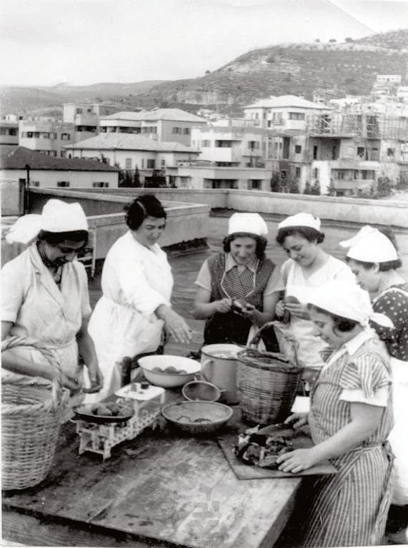 קבוצת נשים מכינות אוכל על גג בית החלוצות, רחוב יל"ג 4, חיפה