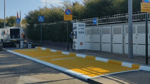 תשתית להטענה וחניה לרכבים חשמליים