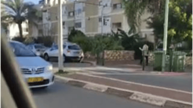 אדם מקלל ברחוב הנביאים