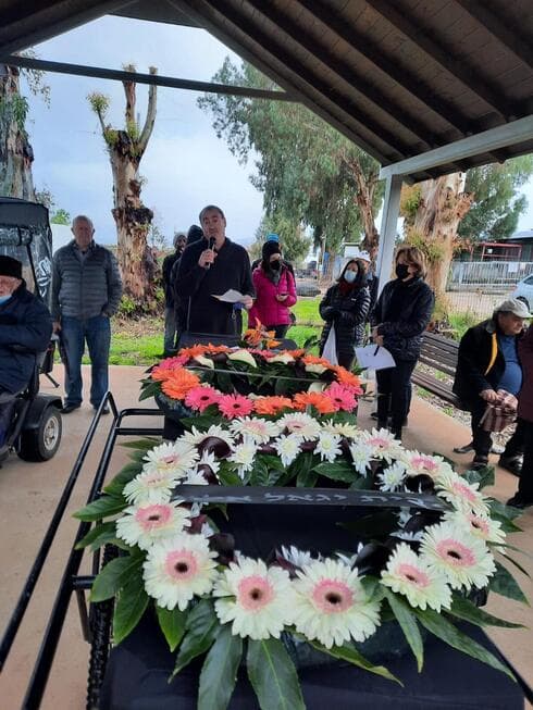 טקס הלוויה בקיבוץ (צילום: באדיבות בית יגאל אלון) טקס הלוויה בקיבוץ