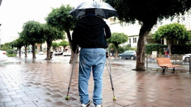 "נכה ומתקשה להתנייד". מ' "נכה ומתקשה להתנייד". מ'