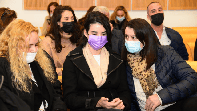 שירה איסקוב ממתינה בבית המשפט