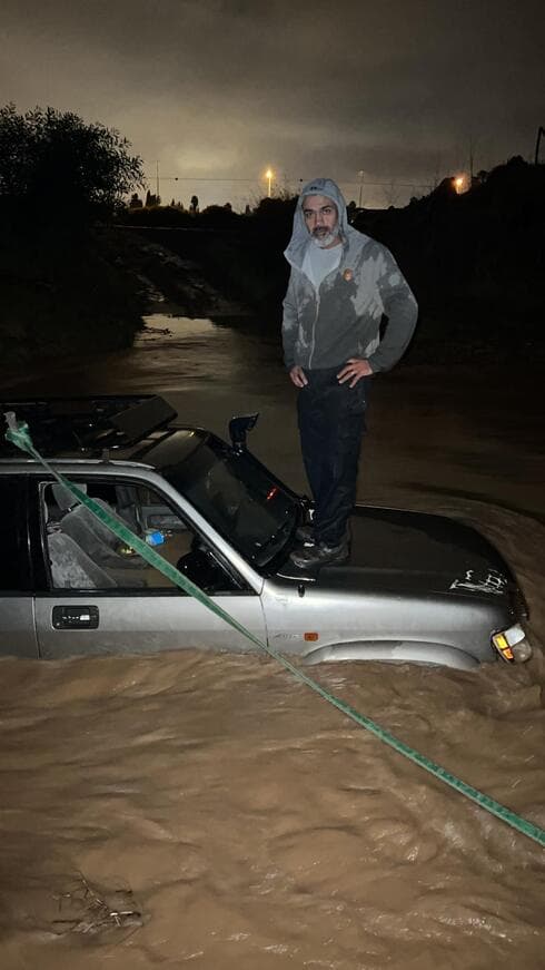 חילוץ לילי של נהג רכב מנחל קדרון שהוצף