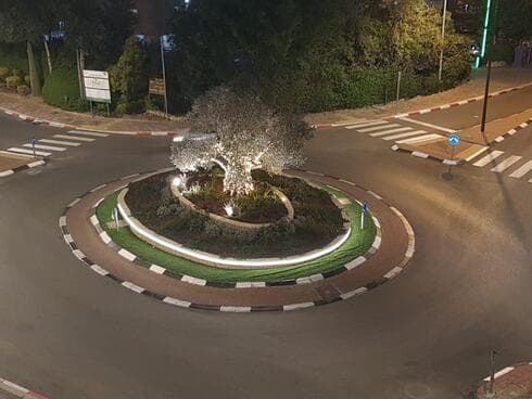 כיכר בצומת הירקונים - יונה גרין