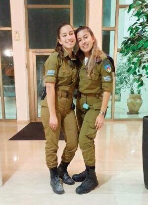 שחר (מימין) ואופיר דקל. "כשלא ידעו להבדיל בינינו קראו לכל אחת מאיתנו 'התאומה'"
