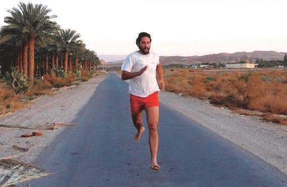 כרמי רץ בערבה. "באשראם הבנתי שאני לא מוזר"