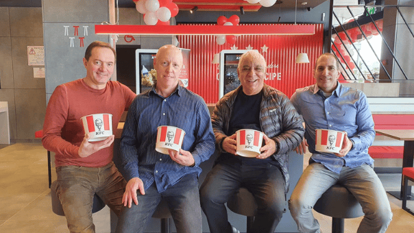 אלון וינשטוק סמנכ״ל שיווק רשת kfc ; חיים חורש מנכל קניון חוצות המפרץ אאוטלט; עומר זיידנר מנכ״ל רשת kfc ישראל וצוות KFC