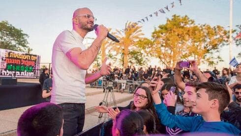 אברהם טל. הופיע בחגיגות באשכול