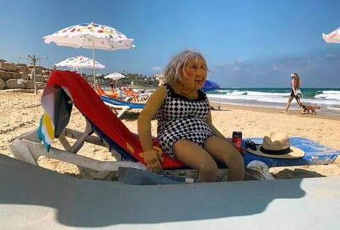 אמיליה משתזפת בחוף הים