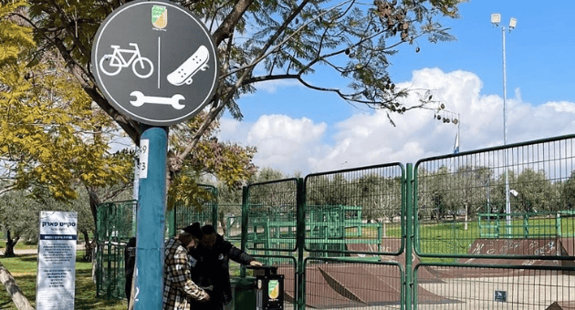 עמדה לתיקון אופניים, קורקינטים וסקייטבורד