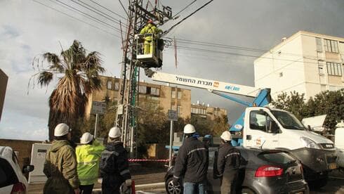 עובדי חברת חשמל מתקנים תקלה 