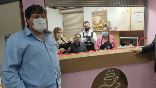 ראש העירייה בטקס השקת בית הקפה