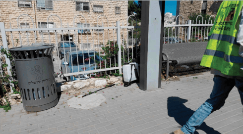 גבעת מרדכי: מכל עם חומר רעיל הושאר ברחוב (צילום: פרטי) גבעת מרדכי: מכל עם חומר רעיל הושאר ברחוב