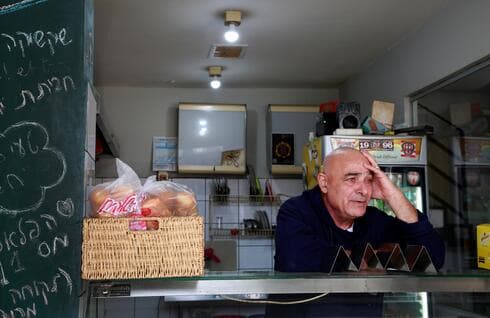 עבודות הרכבת הקלה באבן גבירול נכנסו להילוך גבוה. בעלי העסקים על התוואי מיואשי. אבי שחור מהפלאפל מתגעגע ללקוחות שכבר לא מגיעים