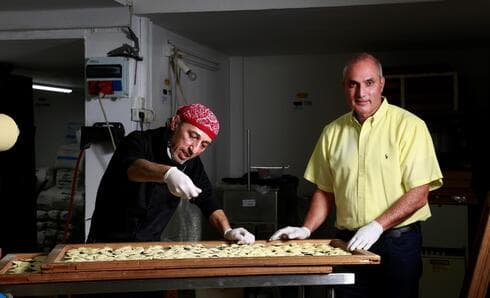 העבודה הראשונה שלו בנעוריו הייתה כשליח במפעל הפסטה של עמי ומיקי סוסטיאל. עשרות שנים אחרי, כשרון אלמגור שמע שהמפעל המשפחתי קורס, הוא החליט לרכוש אותו