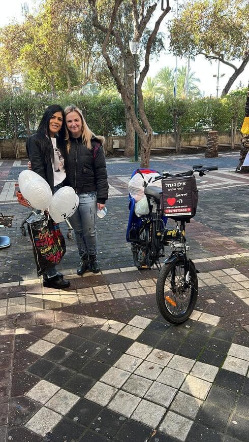 נועה גוזלנד עם קטרינה (משמאל) והאופניים החדשים