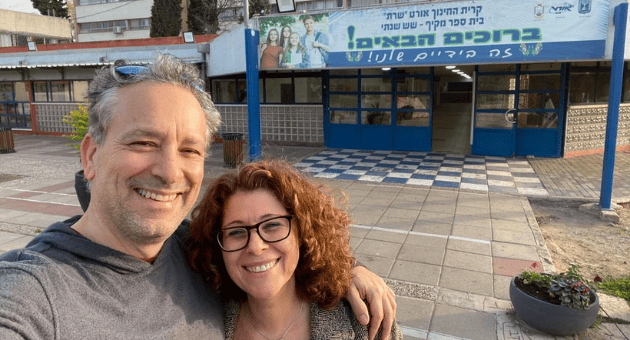  איילת לוי ושרון שטול בתיכון שרת בו הכירו לראשונה