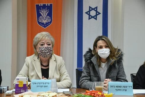 מימין: שאשא ביטון ופיירברג איכר
