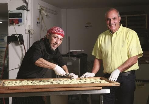של התאגידים הגדולים הם חזירות". אלמגור וסוסטיאל במפעל השבוע