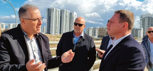 ראש העירייה, אלי דוקורסקי, בסיור עם שר התיירות יואל רזבוזוב  צילום באדיבות העירייה