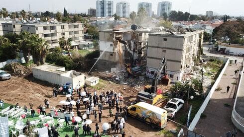 הריסת בניינים באזור. ממעוף הרחפן
