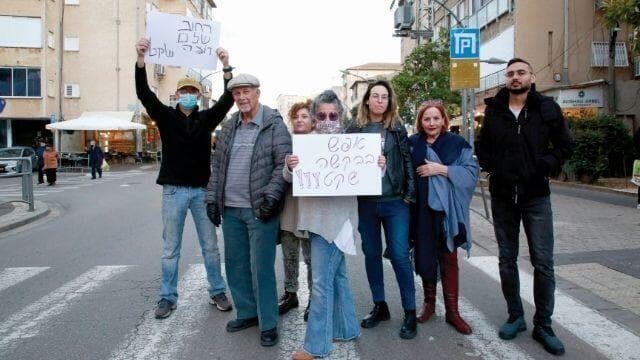 תושבי רחוב רוטשילד. "מבקשים מעט התחשבות"