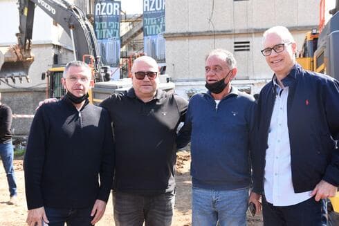 מימין: שנהב, פכטר, צרפתי וויסוול