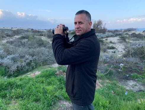אמיר חן, מנהל מרחב חוף ברשות הטבע והגנים: "המחשבה שלא יישארו צבאים בשמורת ניצנים מטרידה אותי" (צילום: גדי קבלו) אמיר חן, מנהל מרחב חוף ברשות הטבע והגנים: "המחשבה שלא יישארו צבאים בשמורת ניצנים מטרידה אותי"