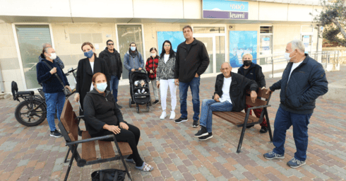 תושבים ליד סניף לאומי בגבעת אולגה