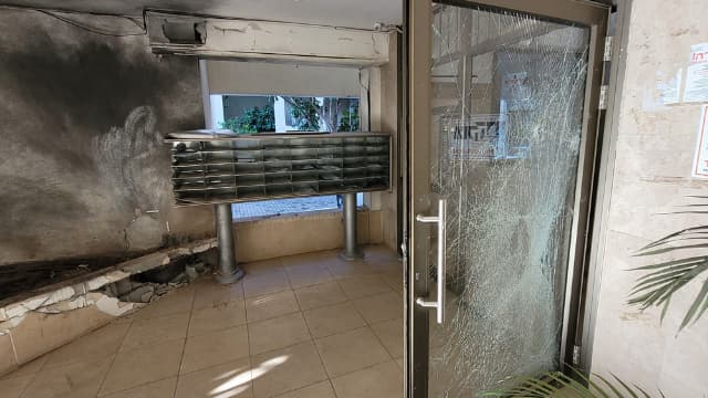 נזקי הרימון בלובי הבניין ברחוב חפץ חיים