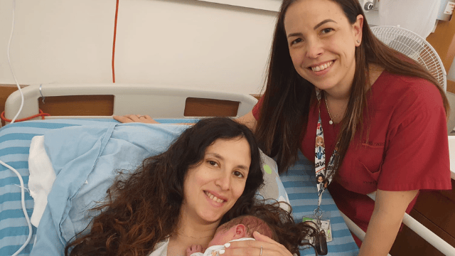 רעות גולובוף התינוקת החדשה במשפחה והמיילדת אורית גלבשטיין