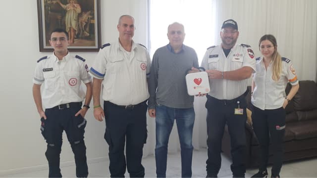הרופא וצוות מד"א שהציל את חייו