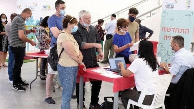 תושבים בכנס התחדשות עירונית בשכונת מילצ'ן