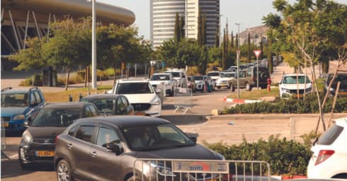 טור מכוניות לבדיקות במתחם סמי עופר