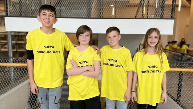 התלמידים אוריה אטיאס, בראל זסלבסקי, יובל קאופמן ועמוס בר לב