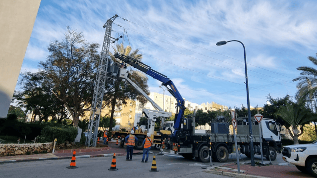 טכנאי חברת החשמל מתקנים התקלה