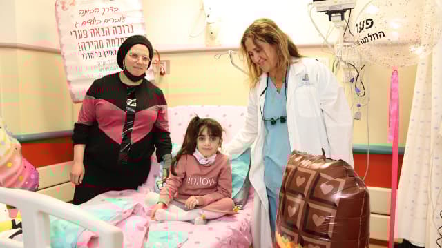  מימין לשמאל: ד"ר סיגל אייזנר, מנהלת שירות השתלות כלייה, פערי ואמה רחל