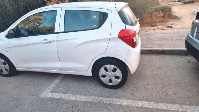 החנייה המונגשת תפוסה על ידי רכב אחר 