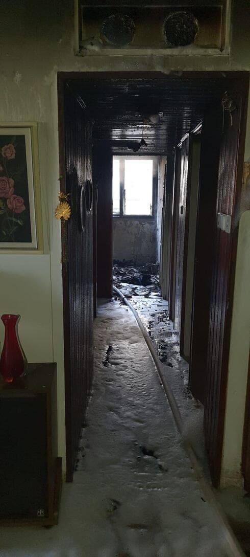 הדירה בה פרצה השריפה ברחוב קדושי קהיר בחולון